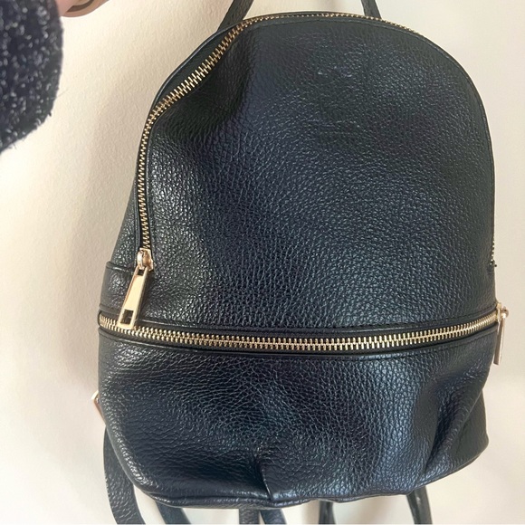 Black Leather backpack brass zippers made in Italy very good condition - Picture 5 of 13